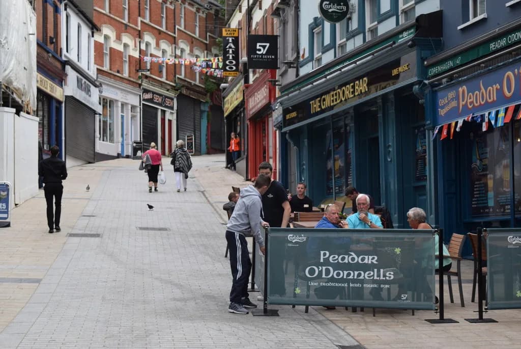 Best Pubs in Derry: Where to Drink, Eat and Hear Music