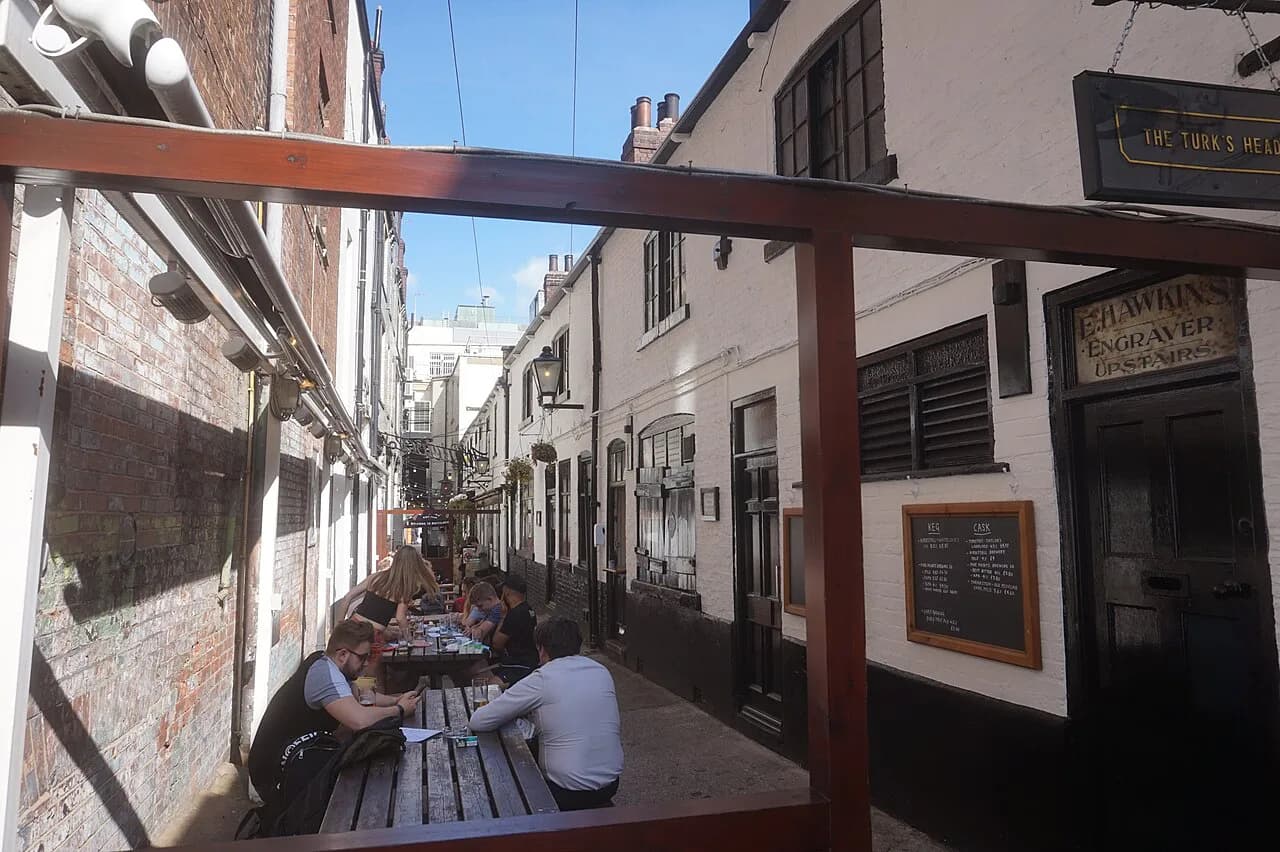Leeds Pubs and Food Landmarks: Pints and Plates to Plan