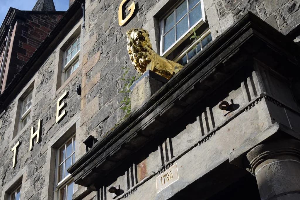 Stirling Pubs and Food Landmarks: Plan Your Stops