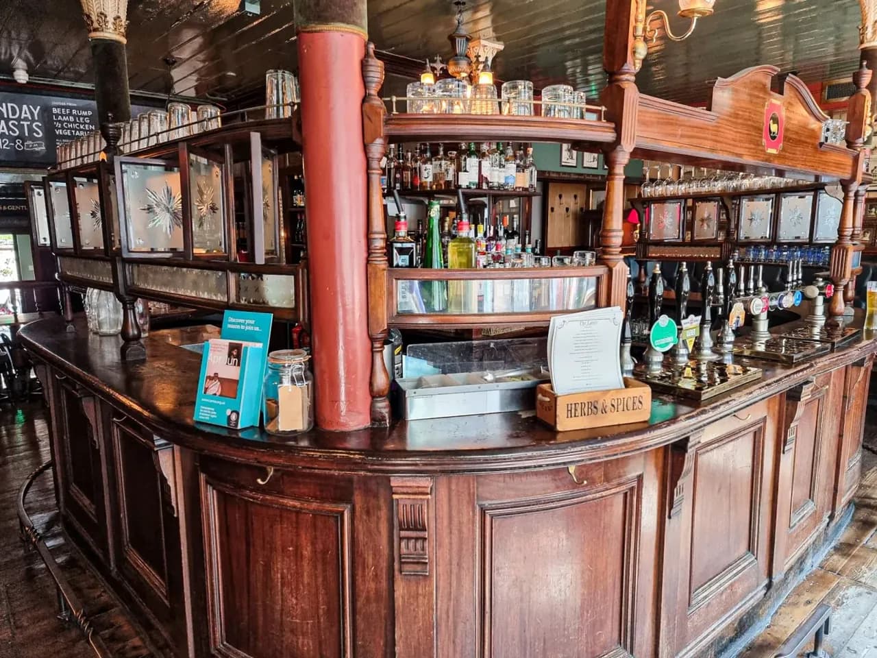 Pub Etiquette in the UK: Bar, Rounds and Tipping Rules